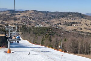 Zdjęcie przedstawia uczestników siódmych wojewódzkich mistrzostw policji w narciarstwie alpejskim