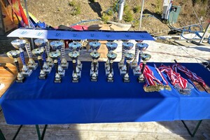 Zdjęcie przedstawia uczestników siódmych wojewódzkich mistrzostw policji w narciarstwie alpejskim