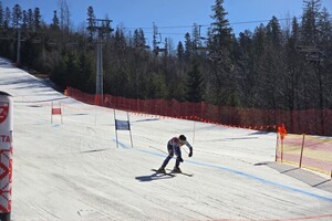 Zdjęcie przedstawia uczestników siódmych wojewódzkich mistrzostw policji w narciarstwie alpejskim