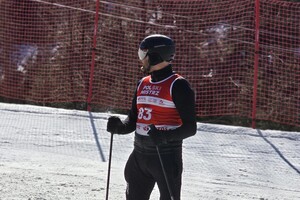 Zdjęcie przedstawia uczestników siódmych wojewódzkich mistrzostw policji w narciarstwie alpejskim