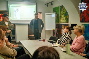 Zdjęcie przedstawia spotkanie psychologów z komendy wojewódzkiej policji w katowicach z pracownikami biblioteki samorządowej w żywcu