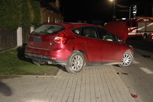 Zdjęcie przedstawia wypadek drogowy z udziałem osobowego Forda, busa marki Fiat