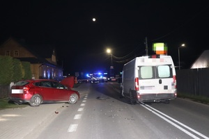 Zdjęcie przedstawia wypadek drogowy z udziałem osobowego Forda, busa marki Fiat