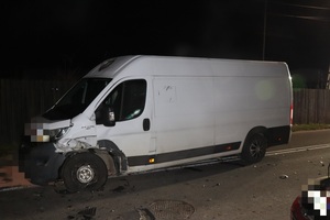 Zdjęcie przedstawia wypadek drogowy z udziałem osobowego Forda, busa marki Fiat