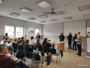 Zdjęcie przedstawia uczestników Młodzieżowego Turnieju Motoryzacyjnego