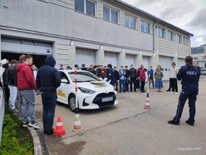 Zdjęcie przedstawia uczestników Młodzieżowego Turnieju Motoryzacyjnego