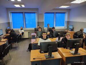 Zdjęcie przedstawia uczestników Młodzieżowego Turnieju Motoryzacyjnego