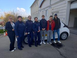 Zdjęcie przedstawia uczestników Młodzieżowego Turnieju Motoryzacyjnego