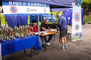 Zdjęcie przedstawia uczestników i organizatorów Siódmego Wojewódzkiego Półmaratonu Górskiego o Puchar Komendanta Wojewódzkiego Policji w Katowicach