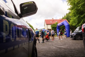 Zdjęcie przedstawia uczestników i organizatorów Siódmego Wojewódzkiego Półmaratonu Górskiego o Puchar Komendanta Wojewódzkiego Policji w Katowicach