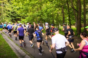Zdjęcie przedstawia uczestników i organizatorów Siódmego Wojewódzkiego Półmaratonu Górskiego o Puchar Komendanta Wojewódzkiego Policji w Katowicach
