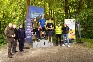Zdjęcie przedstawia uczestników i organizatorów Siódmego Wojewódzkiego Półmaratonu Górskiego o Puchar Komendanta Wojewódzkiego Policji w Katowicach