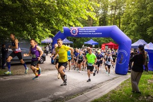 Zdjęcie przedstawia uczestników i organizatorów Siódmego Wojewódzkiego Półmaratonu Górskiego o Puchar Komendanta Wojewódzkiego Policji w Katowicach