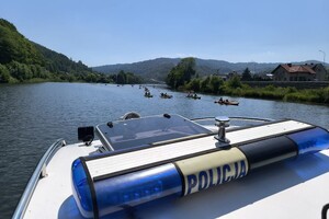 Spływ kajakowy zabezpieczane przez motorówkę policyjną
