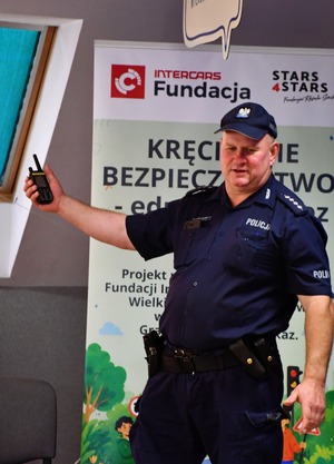 Policjanci podczas spotkań w szkołach w ramach Tygodnia Przeciwdziałania Przemocy Rówieśniczej