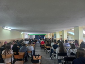 Policjanci podczas spotkań w szkołach w ramach Tygodnia Przeciwdziałania Przemocy Rówieśniczej