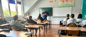 Policjanci podczas spotkań w szkołach w ramach Tygodnia Przeciwdziałania Przemocy Rówieśniczej