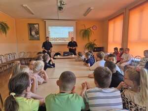 Policjanci podczas prelekcji w szkołach w związku z Tygodniem Przeciwdziałania Przemocy Rówieśniczej