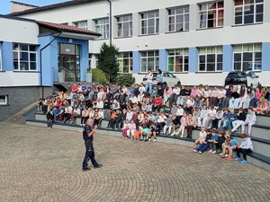 Policjanci podczas prelekcji w szkołach w związku z Tygodniem Przeciwdziałania Przemocy Rówieśniczej