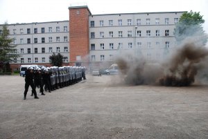 Kadeci z Niemiec w katowickim oddziale prewencji.
Pokaz działania pododdziału zwartego przy wykorzystaniu zasłony dymnej.