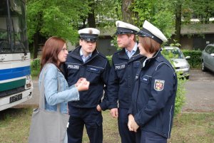 Kadeci z Niemiec w katowickim oddziale prewencji.
Przyszli niemieccy policjanci w towarzystwie tłumacza oglądają pokaz działań podoodziału zwartego.