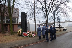 Delegacja oddaje pod obeliskiem hołd ofiarom katatastrofy