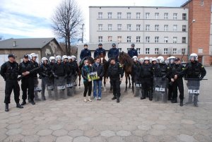 Wręczenie zdjęcia pamiątkowego Patrykowi