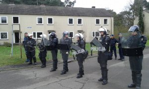 Policjanci w trakcie ćwiczeń.