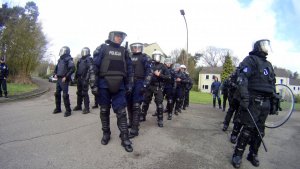 Policjanci w trakcie ćwiczeń.