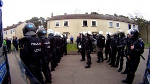 Policjanci w trakcie ćwiczeń.