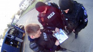 Policjanci w trakcie ćwiczeń.