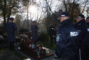 policjanci stoją przed grobem tragicznie zmarłego w służbie  podkomisarza Tadeusza Bartosika