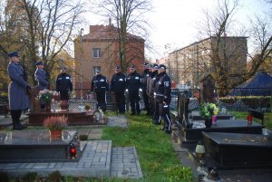 policjanci stoją przed grobem tragicznie zmarłego w służbie  podkomisarza Tadeusza Bartosika