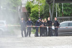 zdjęcie przedstawia umundurowanych policjantów z Polski rozmawiających z policjantami z Niemiec