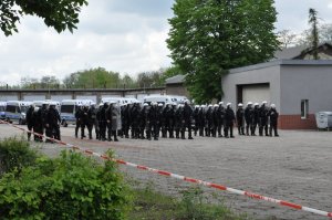 zdjęcie przedstawia umundurowanych policjantów z katowickiego oddziału prewencji podczas ćwiczeń na placu