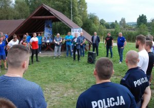 Zastępca dowódcy Oddziału Prewencji Policji w Katowicach młodszy inspektor Artur Maliszewski podsumowuje zakończone zawody.