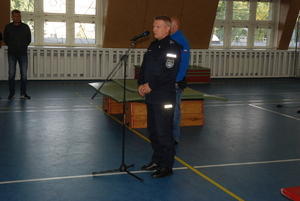 Zastępca dowódcy Oddziału Prewencji Policji w Katowicach młodszy inspektor Artur Maliszewski przemawia podczas oficjalnego rozpoczęcia zawodów.