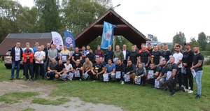 Zdjęcie pamiątkowe wszystkich zawodników oraz osób zaangażowanych w organizację i przeprowadzenie zawodów.