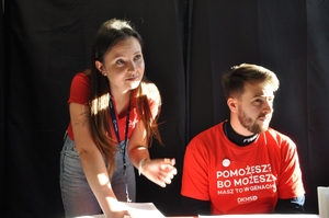 Policjant - organizator wraz z wolontariuszką Fundacji przekazują niezbędne informacje uczestnikowi.