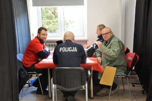 Jeden z organizatorów informuje policjantów o warunkach przystąpienia do akcji.