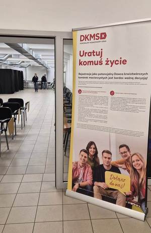 Plakat reklamujący Fundację DKMS.