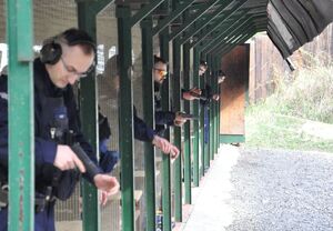 Zawodnicy szykują się do oddania strzału na osi - konkurencja drużynowa. Ujęcie z boku.