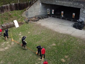 Policjanci i sędziowie podczas konkurencji strzelania do gongu. Ujęcie z lotu ptaka.