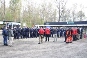 Oficjalne otwarcie zawodów przez głównego sędziego i przewodniczącego Zarządu Terenowego NSZZ Policjantów OPP w Katowicach. W tle zawodnicy i  wsparcie logistyczne.