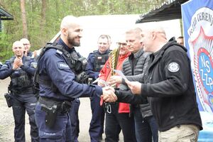 Organizatorzy zawodów wręczają puchar za zwycięstwo przedstawicielowi zwycięskiej drużyny.