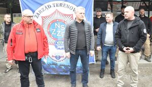 Organizatorzy zawodów i główny sędzia przemawiają podczas oficjalnego zakończenia.