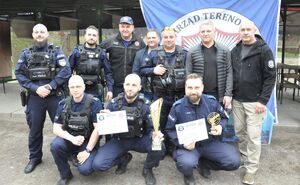 Zdjęcie pamiątkowe drużyny Samodzielnego Pododdziału Prewencji Policji w Bielsku-Białej z zastępcą dowódcy oddziału i przedstawicielami związków zawodowych.