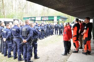 Oficjalne zakończenie zawodów. Zgromadzeni wszyscy zawodnicy, sędziowie i organizatorzy.