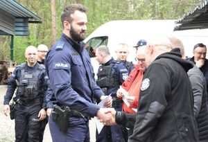 Organizatorzy zawodów wręczają pamiątkowy dyplom za uczestnictwo przedstawicielowi jednej z drużyn.