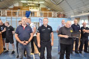 Oficjalne otwarcie zawodów przez zastępcę dowódcy Oddziału Prewencji Policji w Katowicach mł.insp. Artura Maliszewskiego. Obok główny sędzia zawodów i przedstawiciel związków zawodowych.